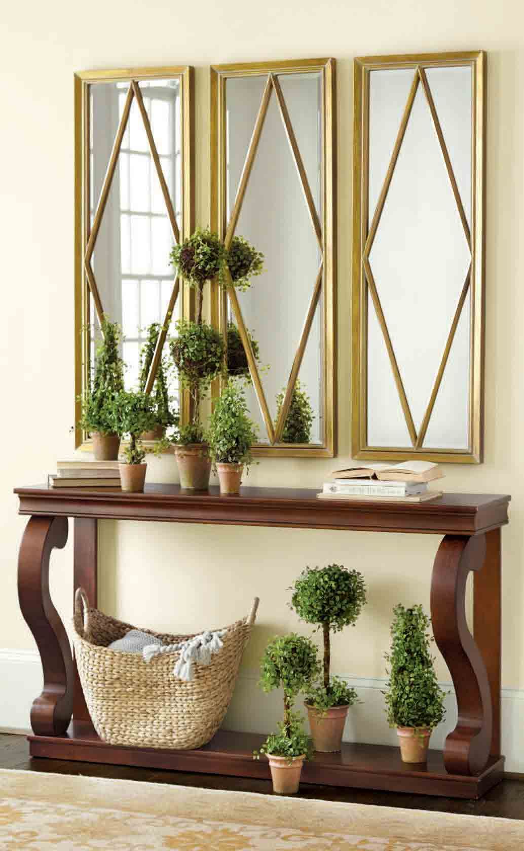 Entry Wall Decor: A Touch Of Class And Color