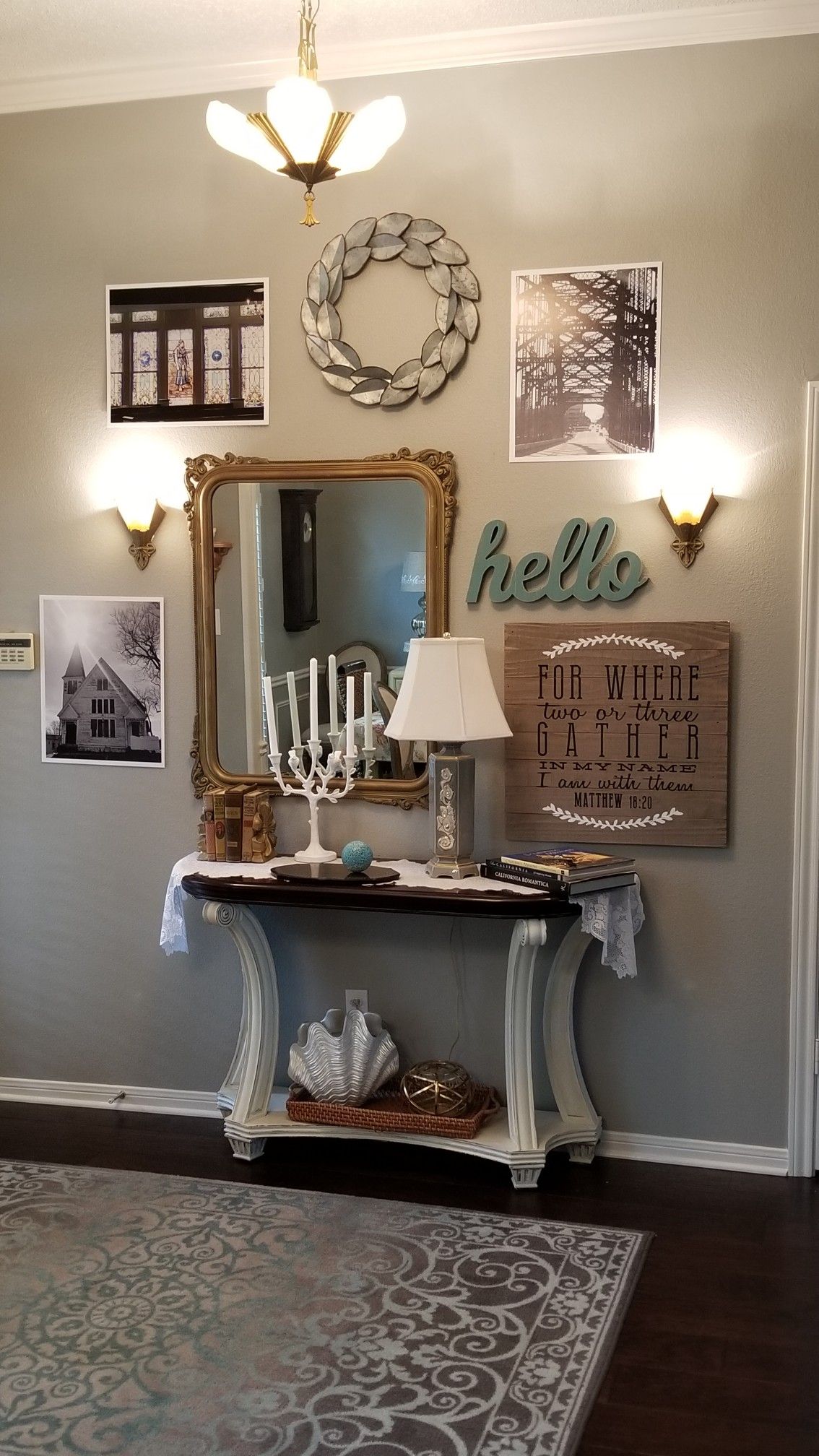 Entry Wall Decor: A Touch Of Class And Color