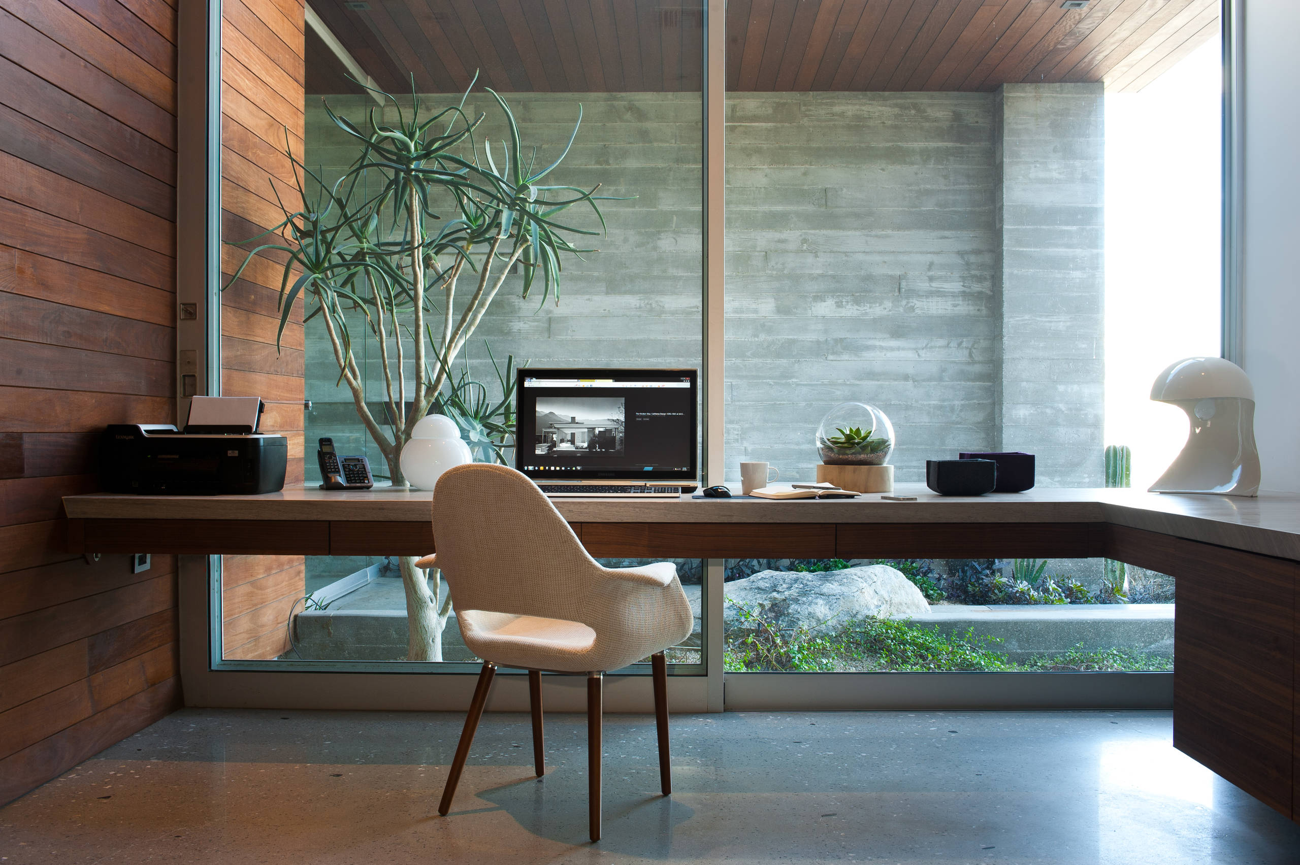 How To Create A Minimalist Home Office That Boosts Productivity