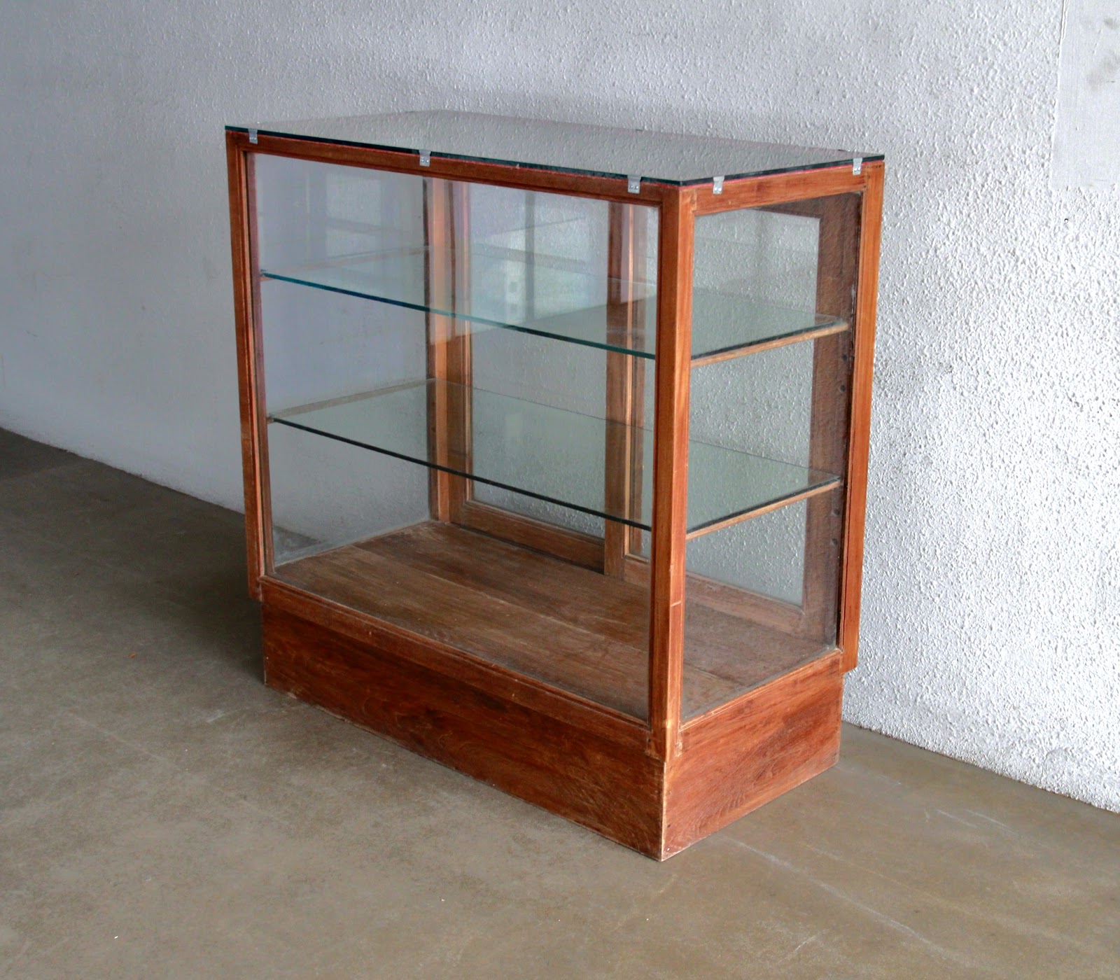 Chic Glass Display Cabinets For Showcasing Collectibles
