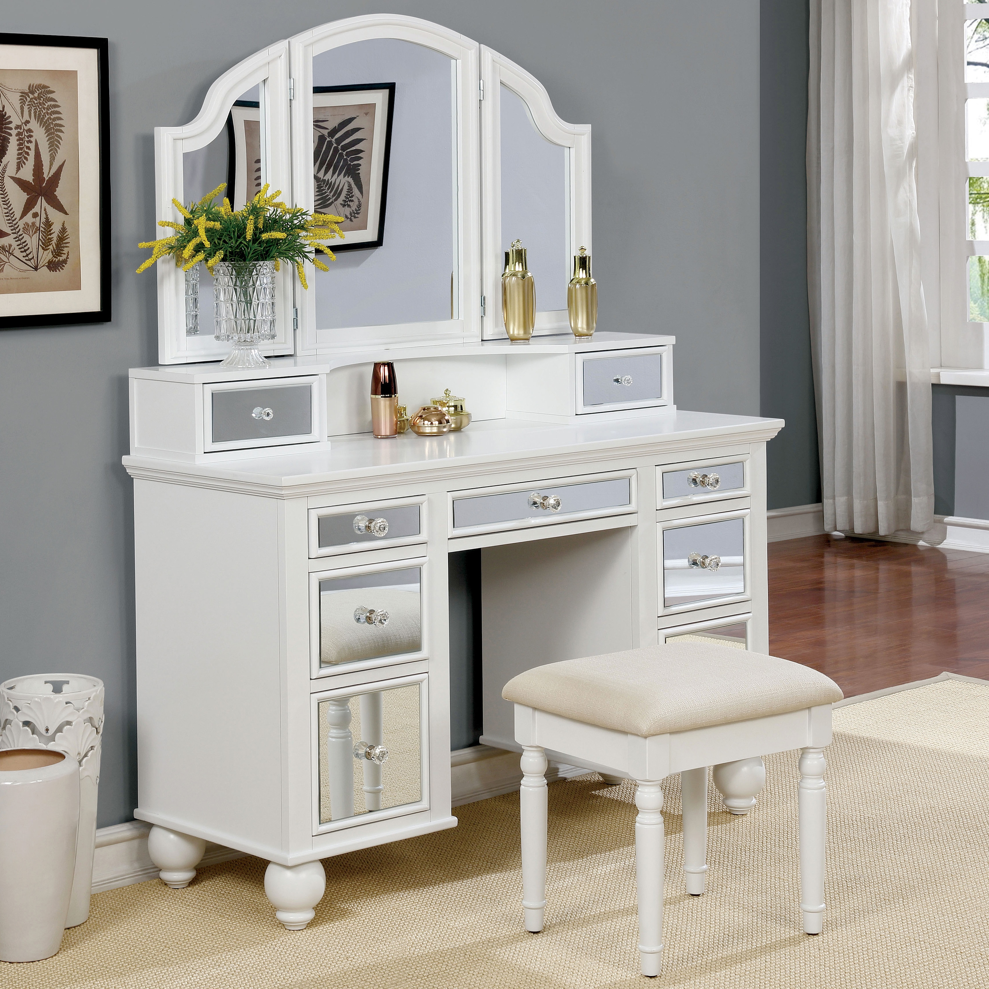 Fashionable Vanity Tables With Mirrors