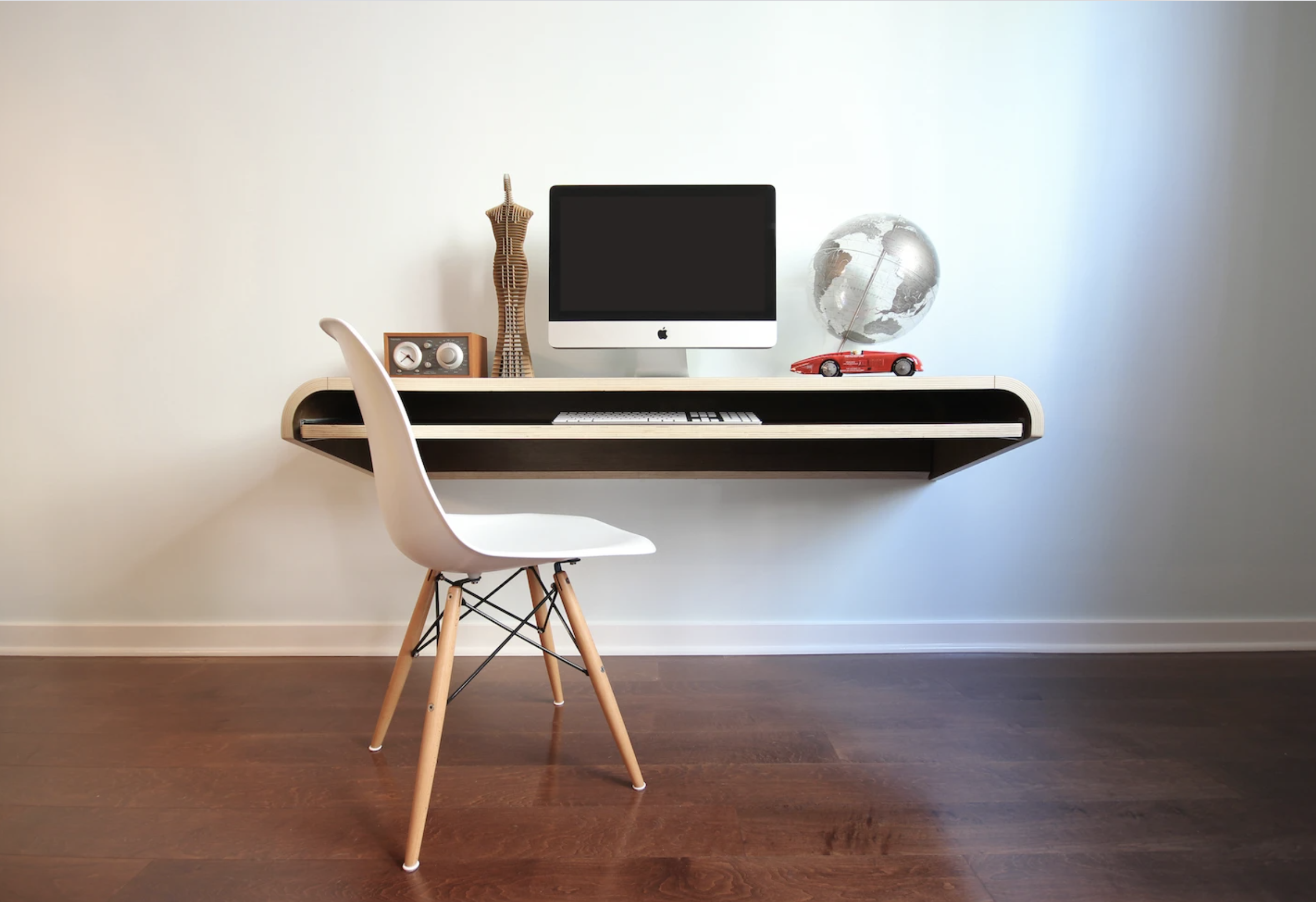 Minimalist Floating Desks For Compact Workspaces